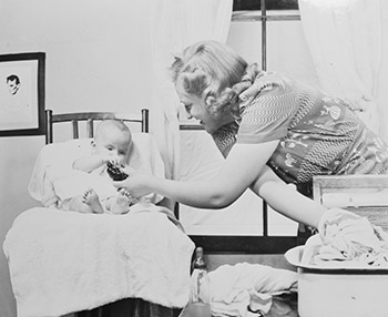 A mother cares for her infant, c. 1940. (Library of Congress, LC-DIG-fsa-8e09017)